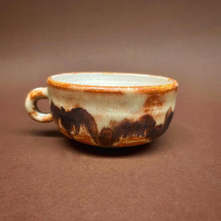 Taza cerámica de Napoleón Retana con esmalte shino falso aplicado y horneado. 